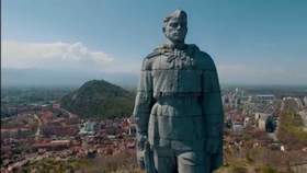Стоит над горою Алеша в Болгарии русский солдат Алеша