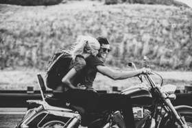 Любовь, скорость и смерть Двое на мотоцикле