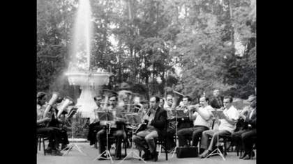 В городском саду играет духовой оркестр Георгий Виноградов