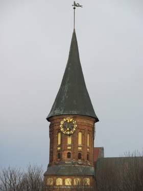 Бьют часы на старой башне колокола