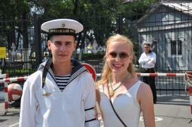 На побывку едет молодой моряк Людмила Зыкина