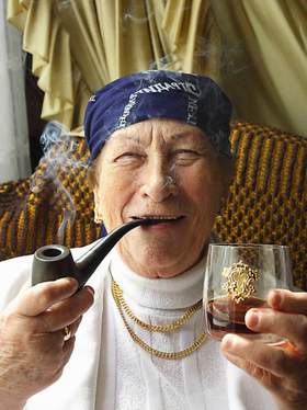 Моя бабушка курит трубку Минус