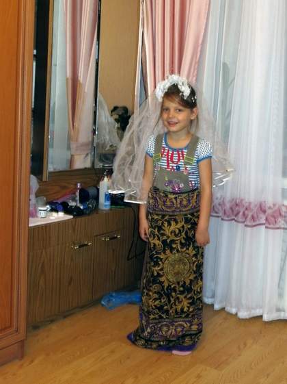 Перед зеркалом девчушка лет пяти Валентина Толкунова