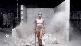 wrecking Ball (Caked Up Remix) miley cyrus